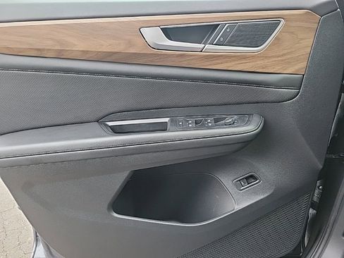 Used 2024 Volkswagen Atlas SE image 30