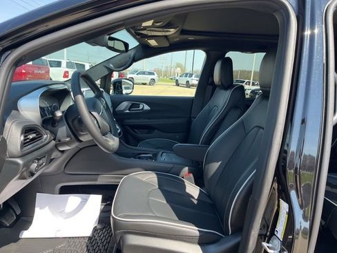 New 2026 Chrysler Pacifica Limited FWD image 11