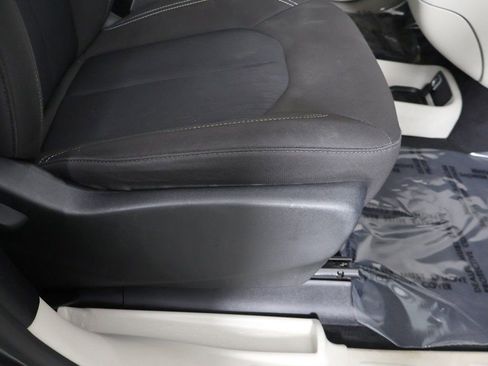 Used 2023 Chrysler Voyager LX image 28