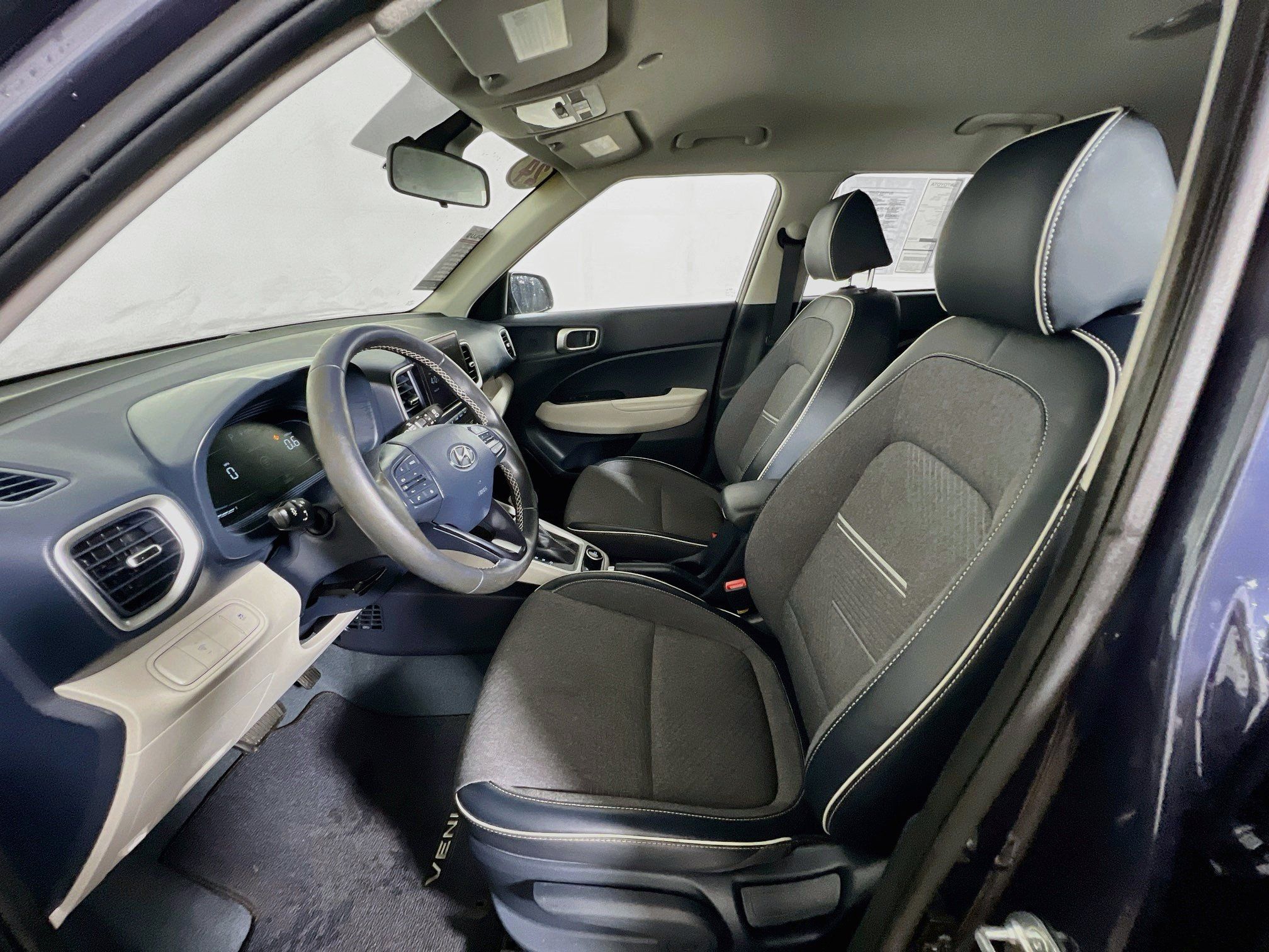 Used 2024 Hyundai Venue Limited FWD image 14