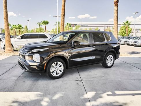 Used 2025 Mitsubishi Outlander ES FWD image 5