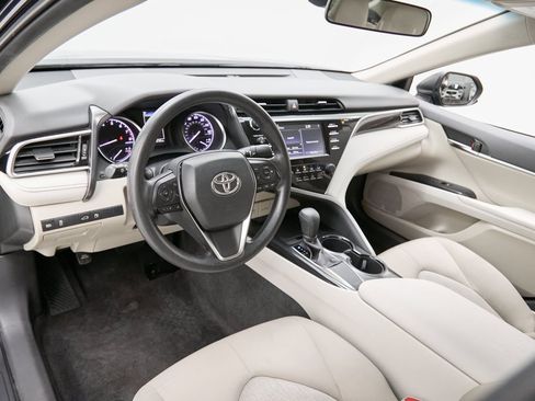 Used 2018 Toyota Camry LE image 12