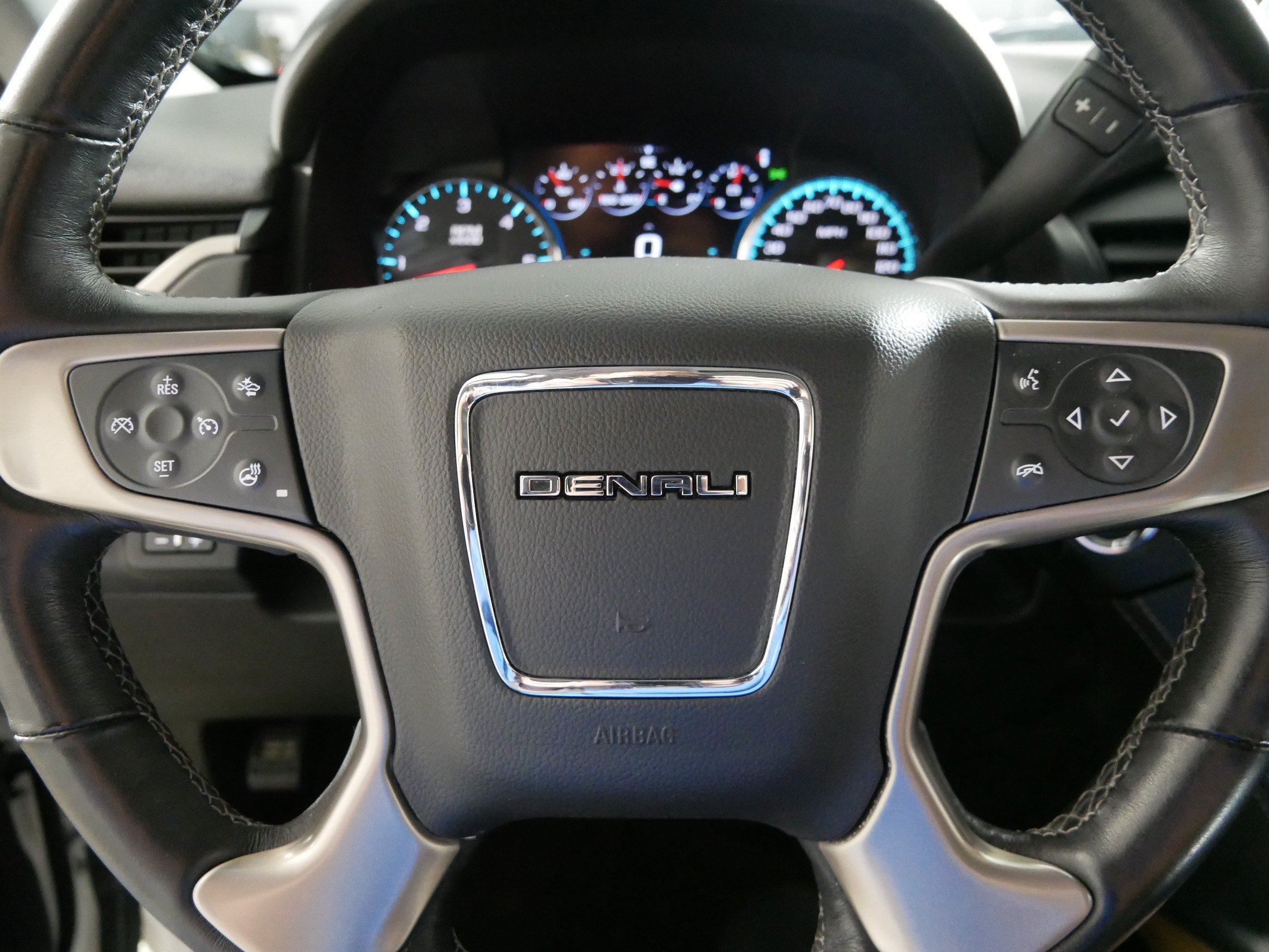 Used 2018 GMC Yukon Denali w/ Denali Ultimate Package AWD/4WD image 25