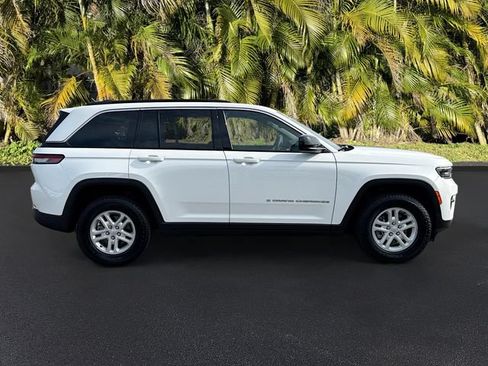 Used 2025 Jeep Grand Cherokee Laredo AWD/4WD image 4
