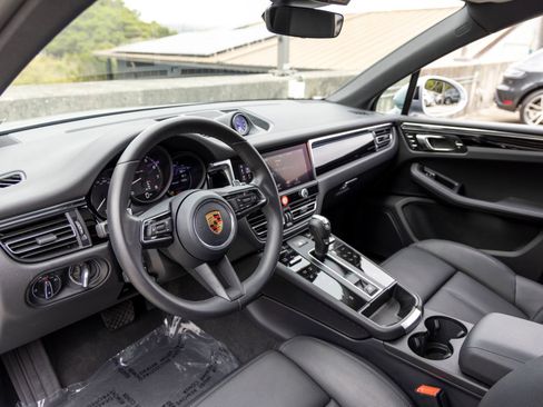 Certified 2026 Porsche Macan AWD/4WD image 4