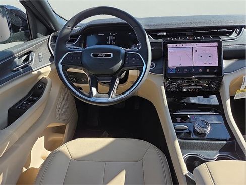 New 2025 Jeep Grand Cherokee Limited w/ Black Appearance Package image 11