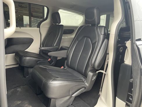 Used 2024 Chrysler Pacifica Touring-L image 47