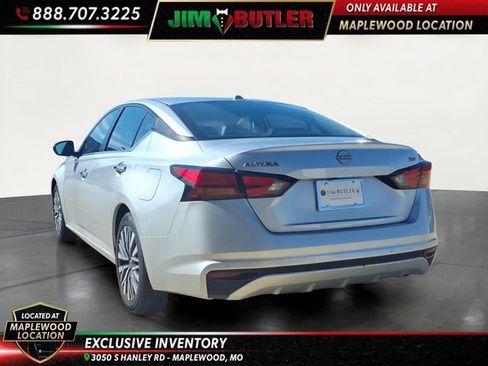 Used 2024 Nissan Altima 2.5 SV FWD image 2