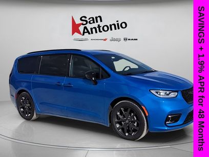 New 2026 Chrysler Pacifica Select w/ S Appearance Package