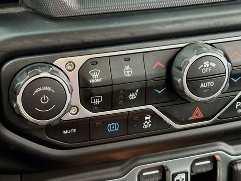 Used 2023 Jeep Wrangler Unlimited Sahara image 4