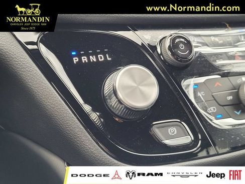 New 2027 Chrysler Pacifica Limited w/ Family Tech Group AWD/4WD image 12