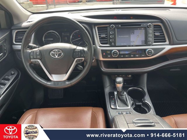 Used 2018 Toyota Highlander Limited Platinum AWD/4WD image 16