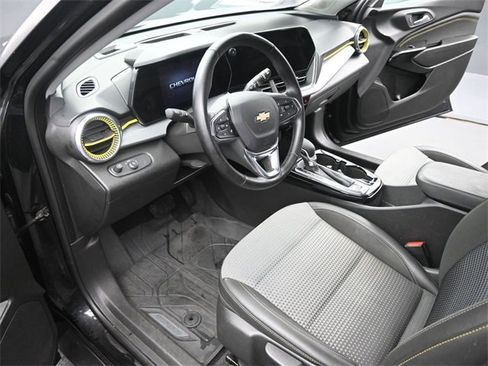 Used 2024 Chevrolet Trax LT w/ Driver Confidence Package image 9