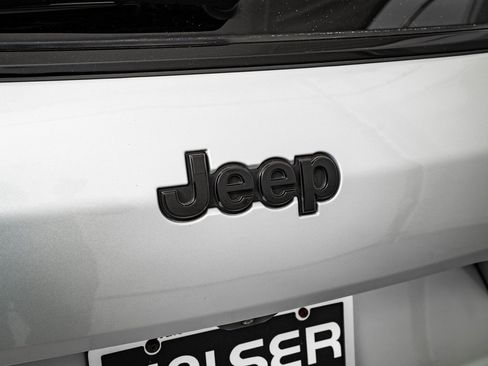 Used 2021 Jeep Grand Cherokee L Laredo image 17