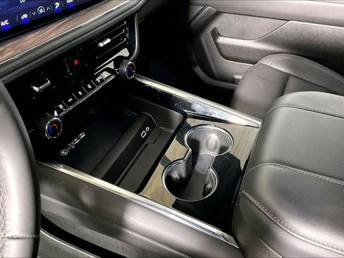 Used 2025 Chevrolet Suburban Z71 image 13