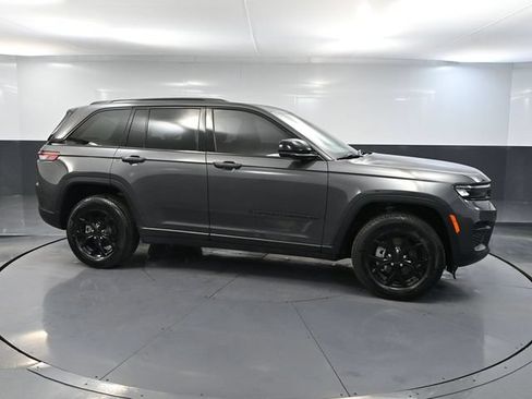 Used 2024 Jeep Grand Cherokee Altitude AWD/4WD image 4