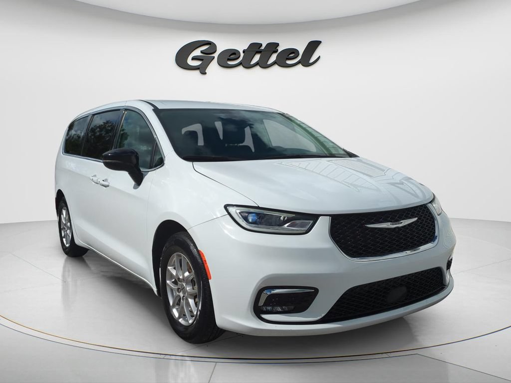 Used 2024 Chrysler Pacifica Touring-L FWD image 3