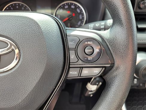 Used 2021 Toyota RAV4 LE image 29