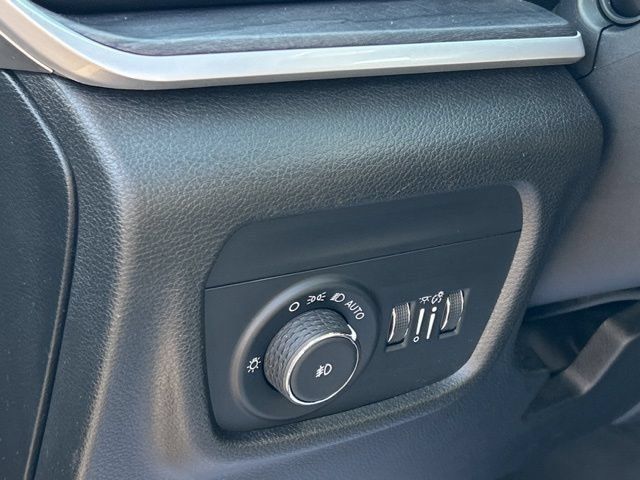 Used 2023 Jeep Grand Cherokee L Limited AWD/4WD image 37