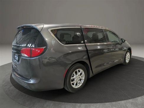 Used 2022 Chrysler Voyager LX image 5