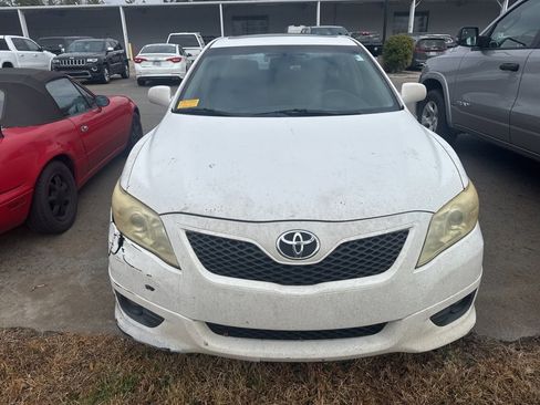 Used 2011 Toyota Camry SE image 2