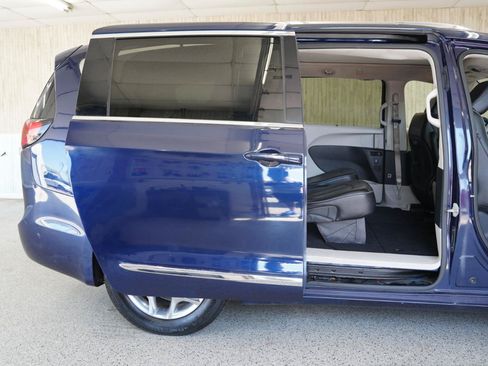 Used 2018 Chrysler Pacifica Limited FWD image 37