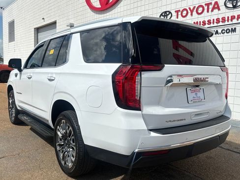 Used 2021 GMC Yukon SLT w/ SLT Luxury Plus Package image 3