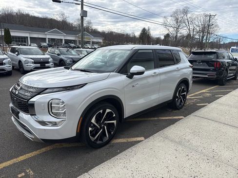 Used 2024 Mitsubishi Outlander 4WD Plug-In Hybrid image 3