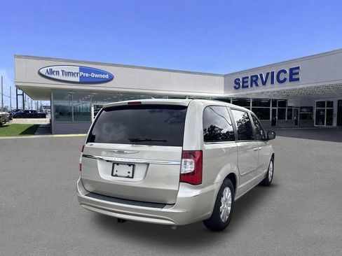 Used 2015 Chrysler Town & Country Touring FWD image 8