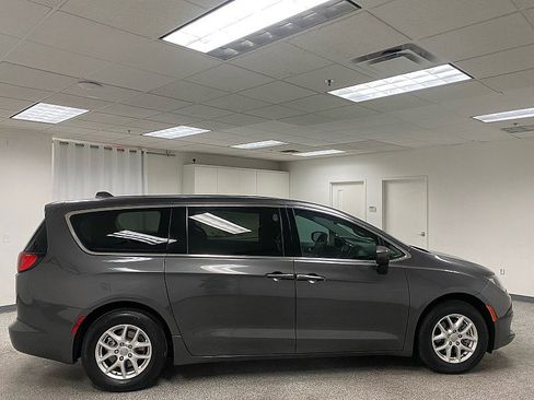 Used 2017 Chrysler Pacifica Touring image 4