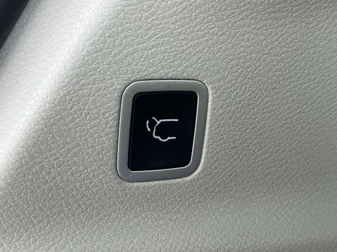 Used 2024 Chrysler Pacifica Touring-L FWD image 11