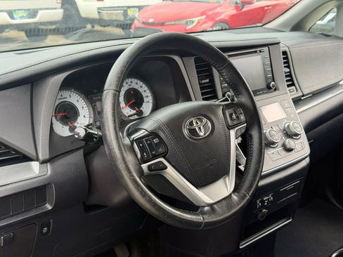 Used 2019 Toyota Sienna SE image 5