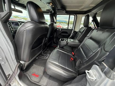 Used 2019 Jeep Wrangler Unlimited Sahara w/ Cold Weather Group AWD/4WD image 18