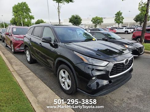 Used 2023 Toyota Highlander LE FWD image 2