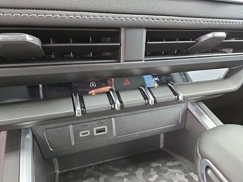 Used 2024 Chevrolet Colorado LT image 33