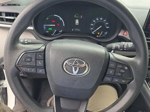 Used 2024 Toyota Sienna LE w/ LE Plus Package image 9