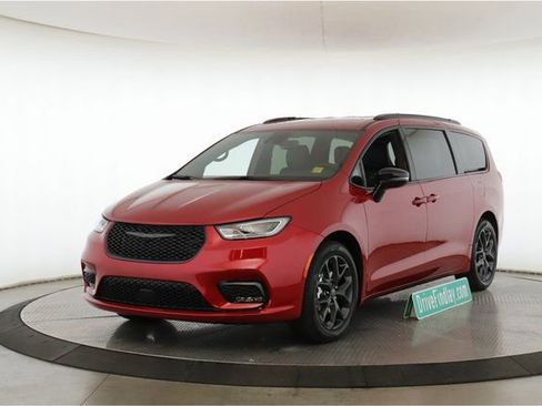 New 2026 Chrysler Pacifica Select w/ S Appearance Package FWD image 10