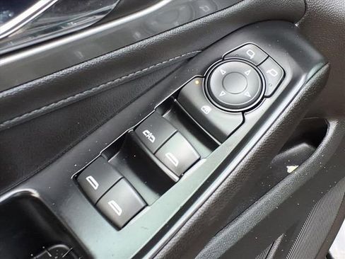 Used 2023 Chevrolet Traverse LT image 16