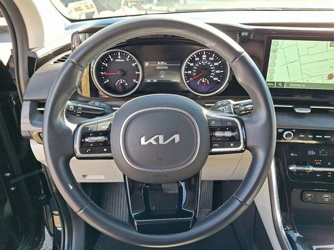 Used 2024 Kia Carnival EX image 20