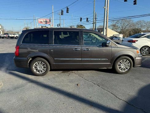 Used 2015 Chrysler Town & Country Touring-L w/ Driver Convenience Group FWD image 3