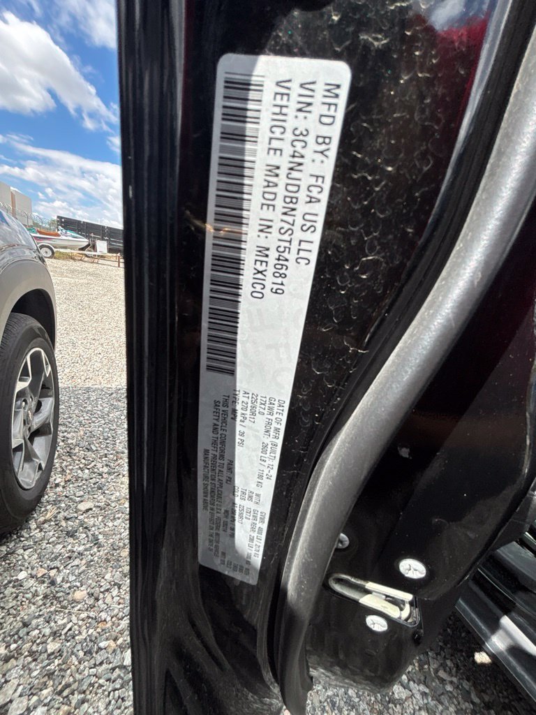 Used 2025 Jeep Compass Latitude w/ Sun & Sound Group AWD/4WD image 7