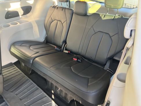 Used 2020 Chrysler Pacifica Touring-L Plus image 32