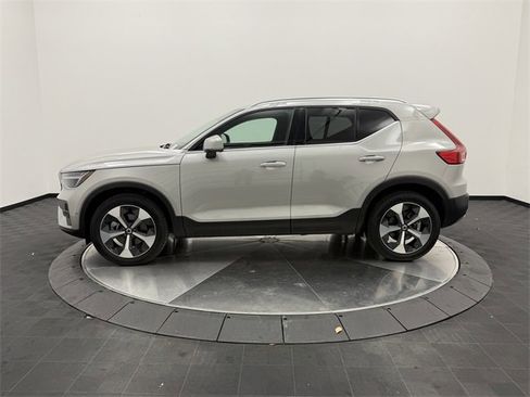 Certified 2025 Volvo XC40 B5 Plus image 4