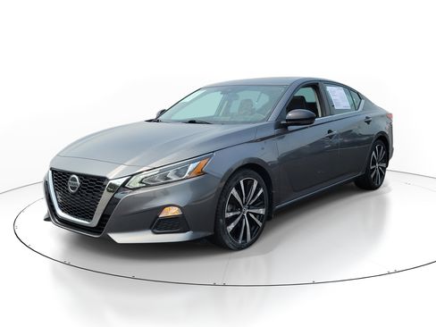 Used 2020 Nissan Altima 2.5 SR w/ Premium Package FWD image 2
