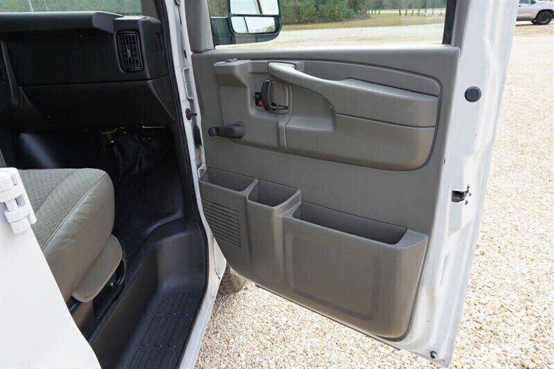 Used 2010 Chevrolet Express 1500 RWD image 23