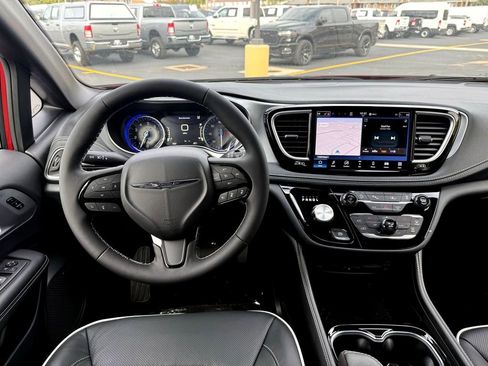 New 2026 Chrysler Pacifica Limited w/ Uconnect Theater Family Group image 18