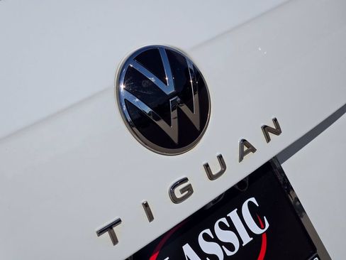 Used 2024 Volkswagen Tiguan SE AWD/4WD image 32