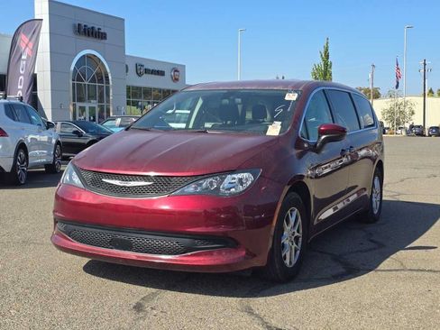 Used 2022 Chrysler Voyager LX FWD image 1