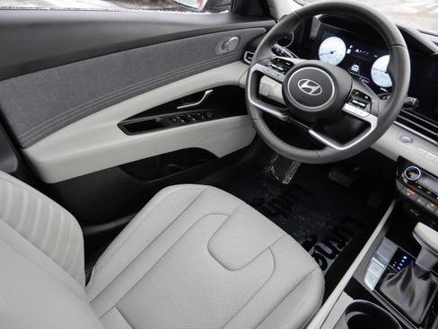 Certified 2025 Hyundai Elantra Limited image 9