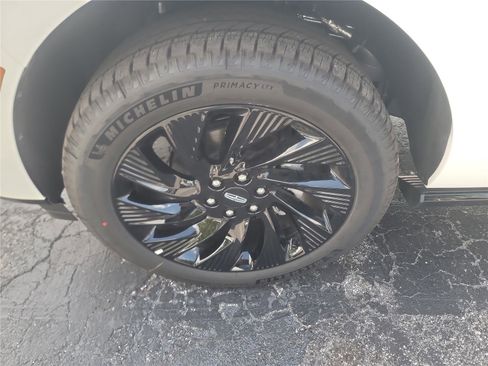 New 2026 Lincoln Navigator L Reserve w/ Jet Appearance Package AWD/4WD image 11